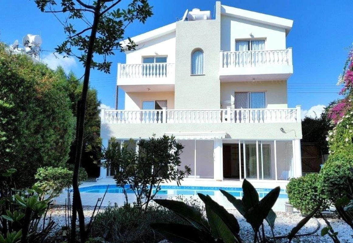 House 200 m2 with private pool in Paphos
