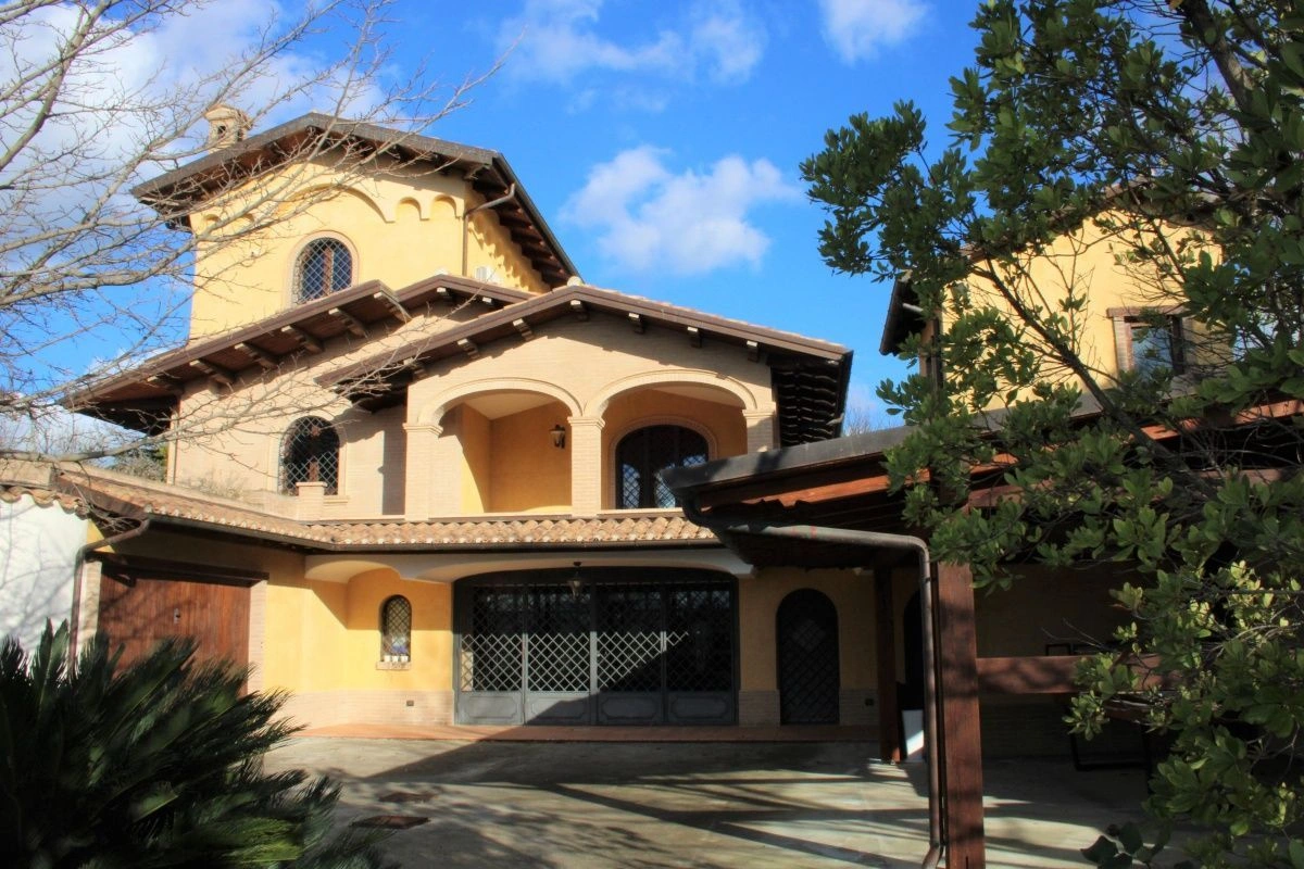 Villa 4+1 in the hills of Tortoreto with garden and veranda, Italy