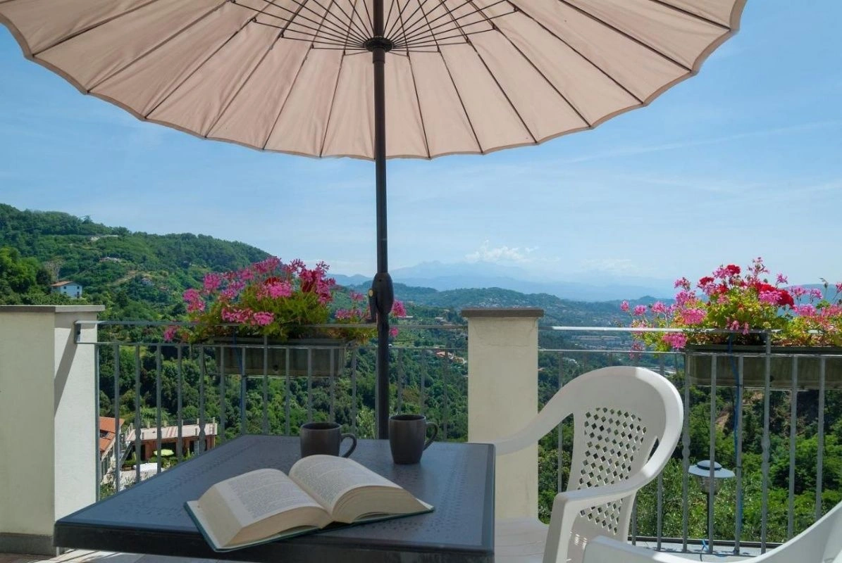 فيلا على التلال في لا سبيتسيا مع مناظر بانورامية للبحر الليغوري، إيطاليا