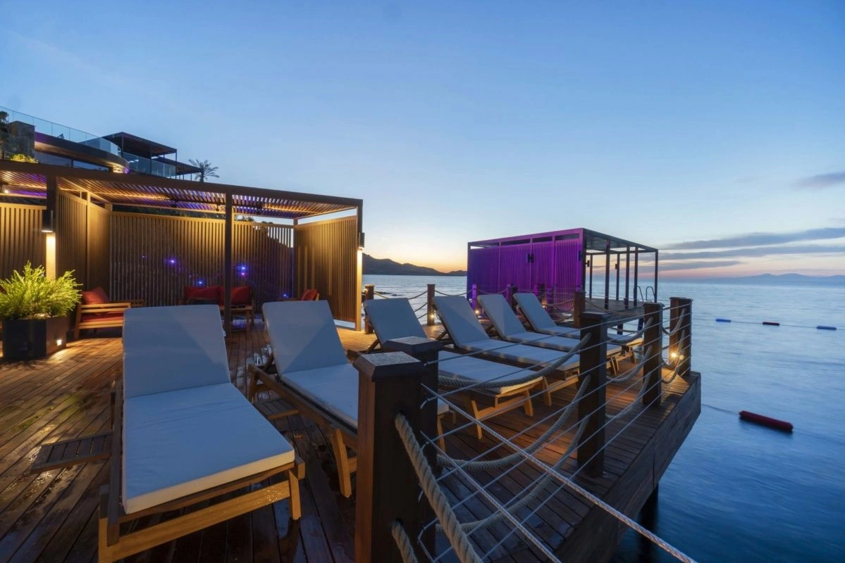 समुद्र के किनारे बद्रुम में नई लग्ज़री विला