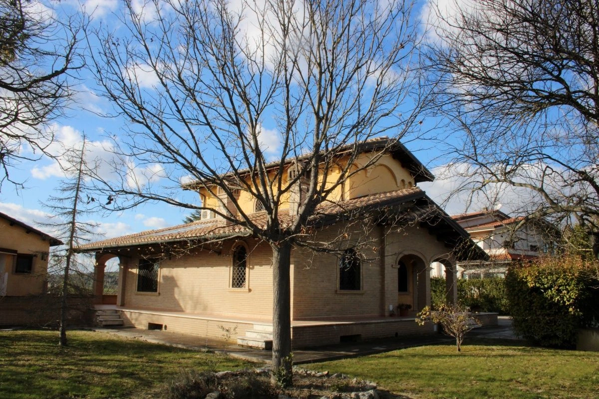 Villa 4+1 in the hills of Tortoreto with garden and veranda, Italy
