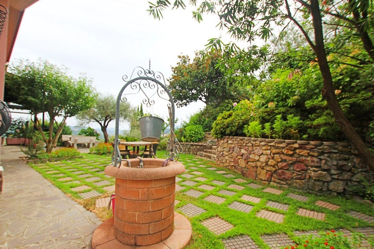 فيلا في لا سبيزيا على تلة تتيح إطلالات بانورامية، إيطاليا