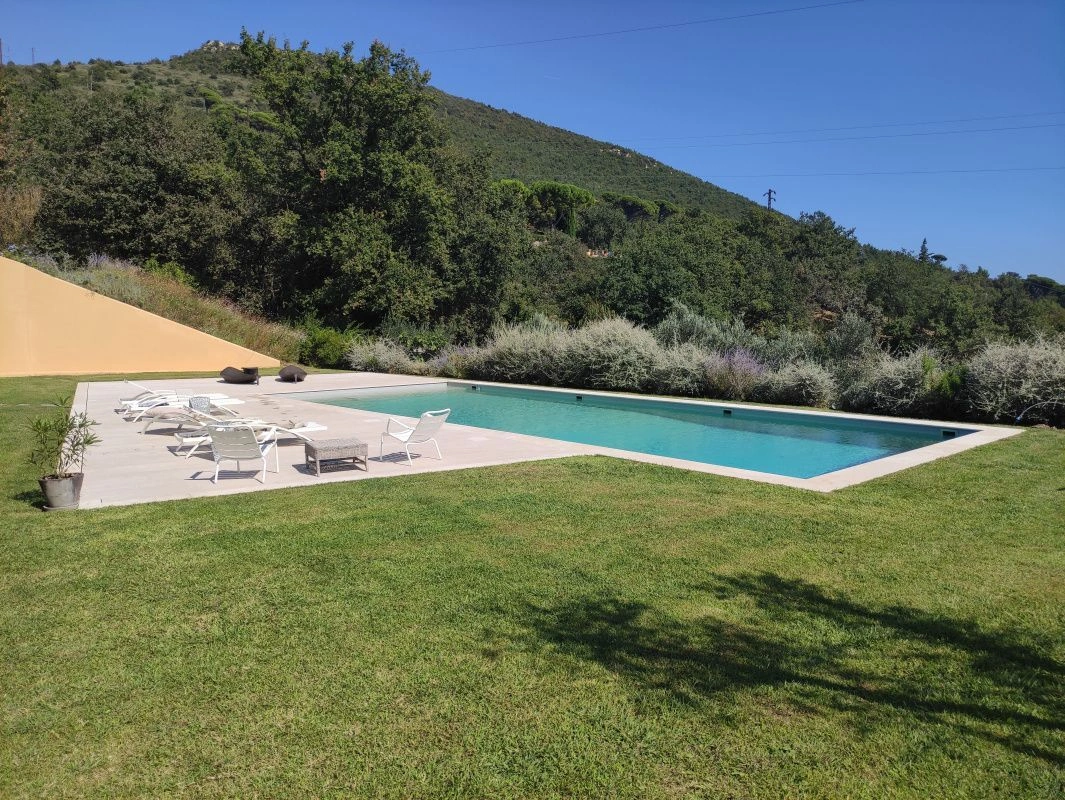 فيلا في ألاسيو بإطلالات بانورامية على خليجها الخلاب في إيطاليا