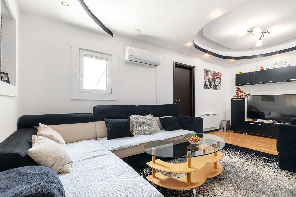 شقة واسعة 75 متر مربع بإطلالات جبلية رائعة