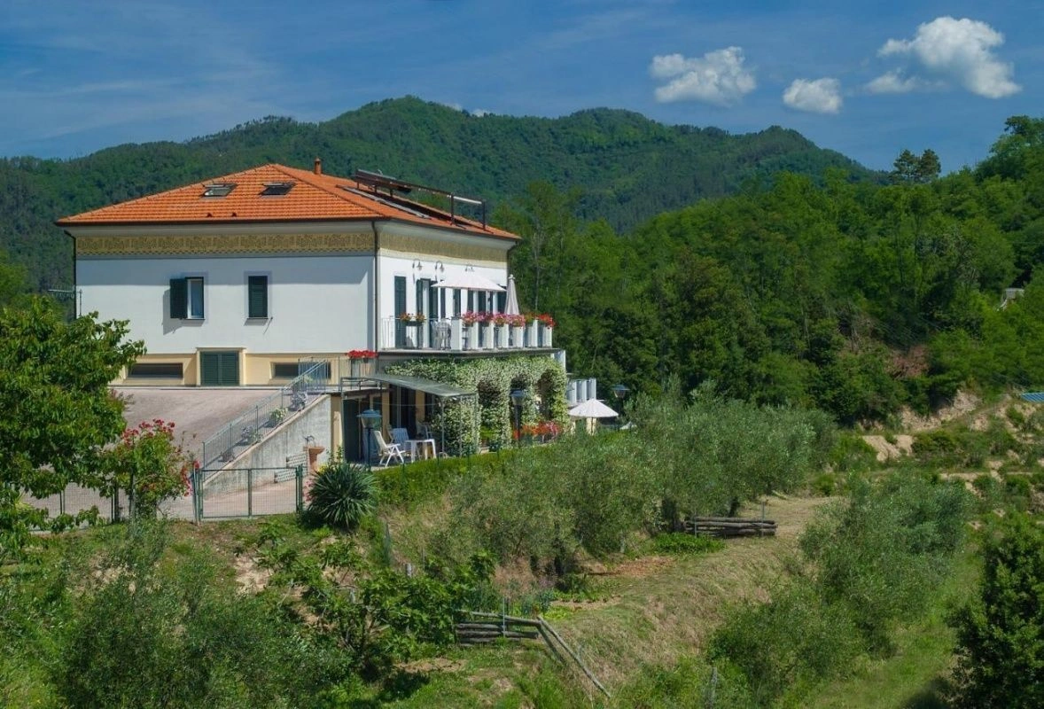 فيلا على التلال في لا سبيتسيا مع مناظر بانورامية للبحر الليغوري، إيطاليا