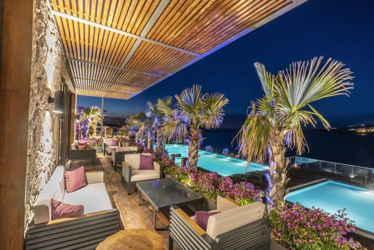 समुद्र के किनारे बद्रुम में नई लग्ज़री विला