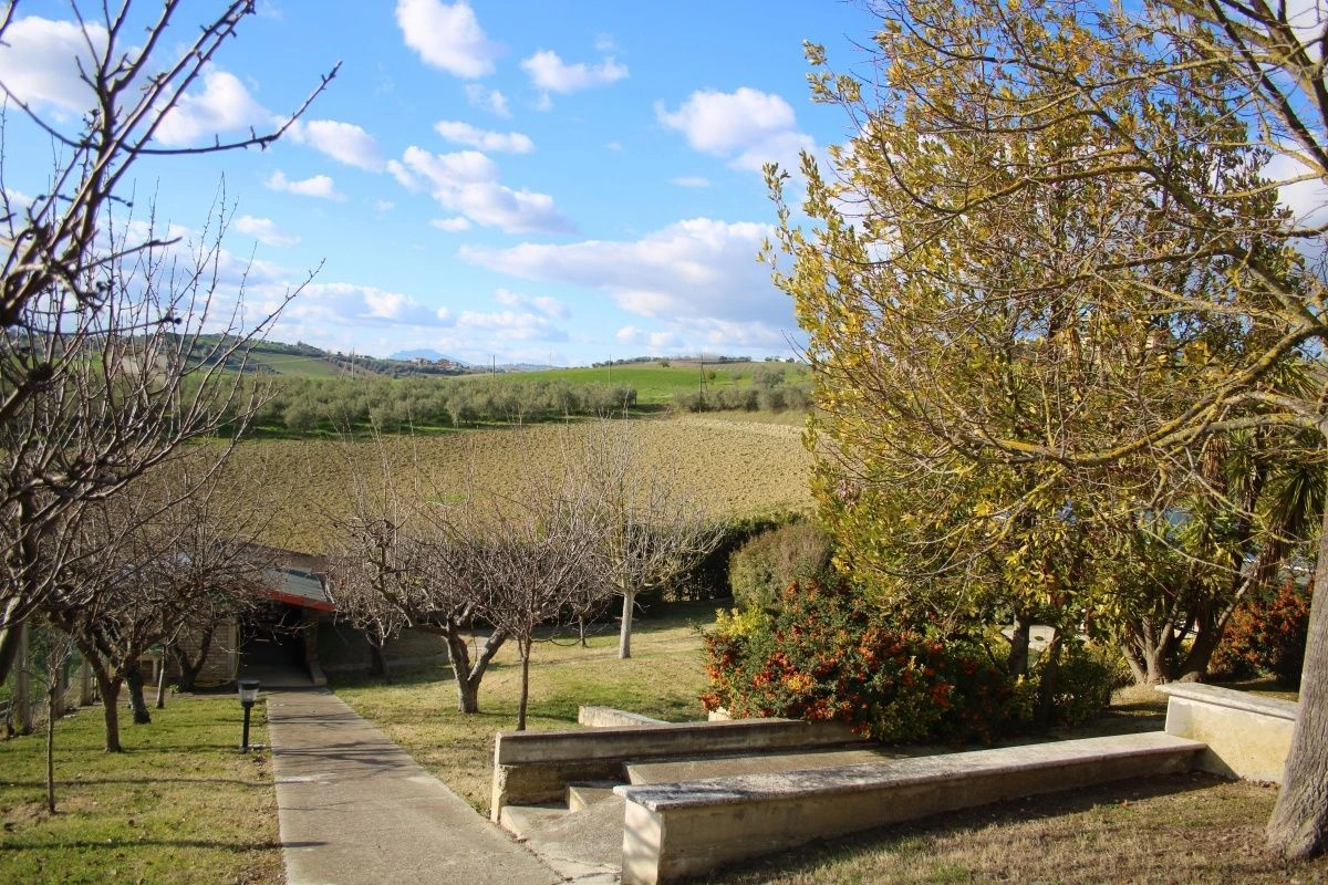Villa 4+1 in the hills of Tortoreto with garden and veranda, Italy