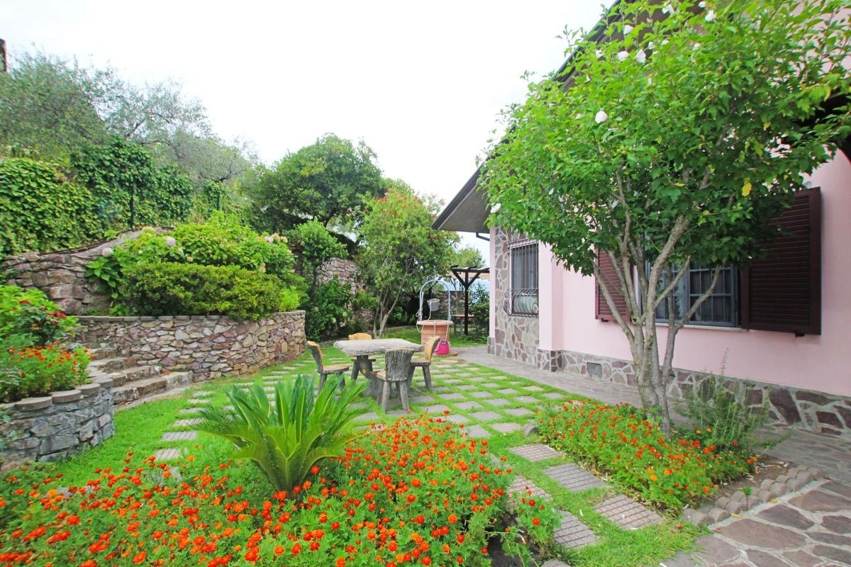 فيلا في لا سبيزيا على تلة تتيح إطلالات بانورامية، إيطاليا