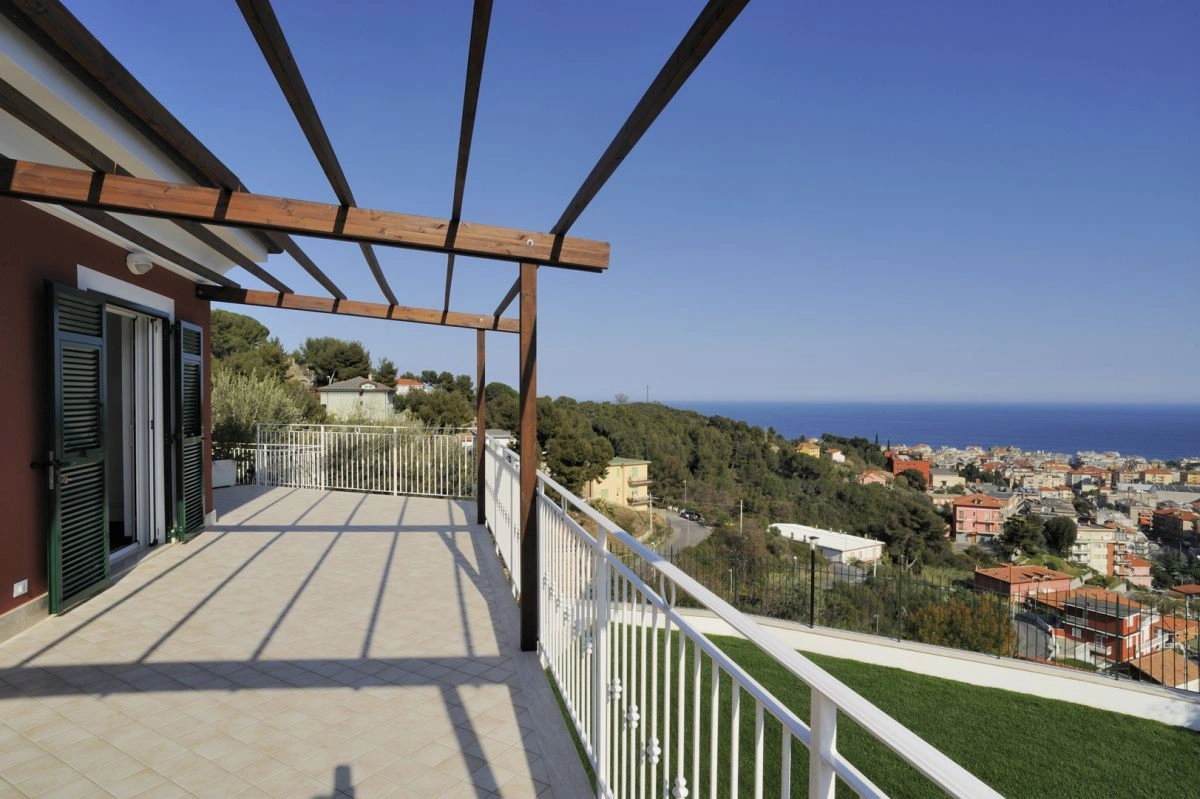 Alassio'da panoramik deniz ve koy manzaralı 3+1 villa, İtalya