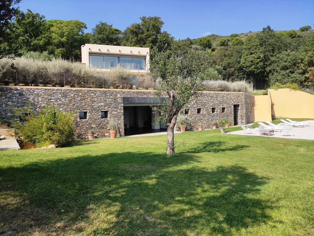 فيلا في ألاسيو بإطلالات بانورامية على خليجها الخلاب في إيطاليا