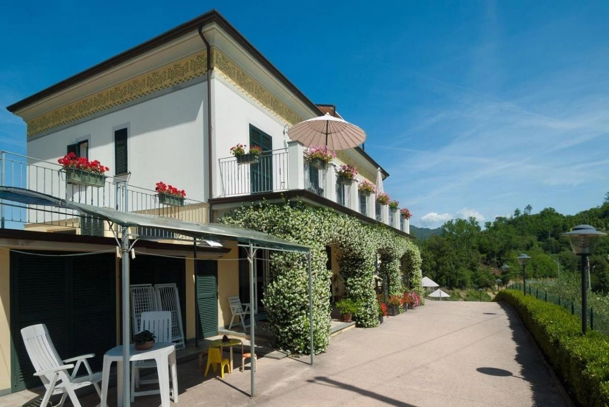 فيلا على التلال في لا سبيتسيا مع مناظر بانورامية للبحر الليغوري، إيطاليا