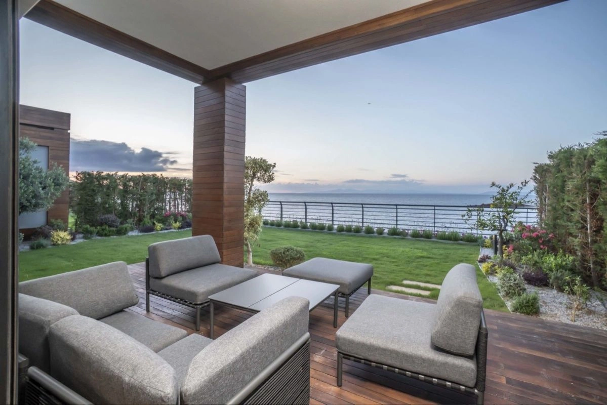 समुद्र के किनारे बद्रुम में नई लग्ज़री विला