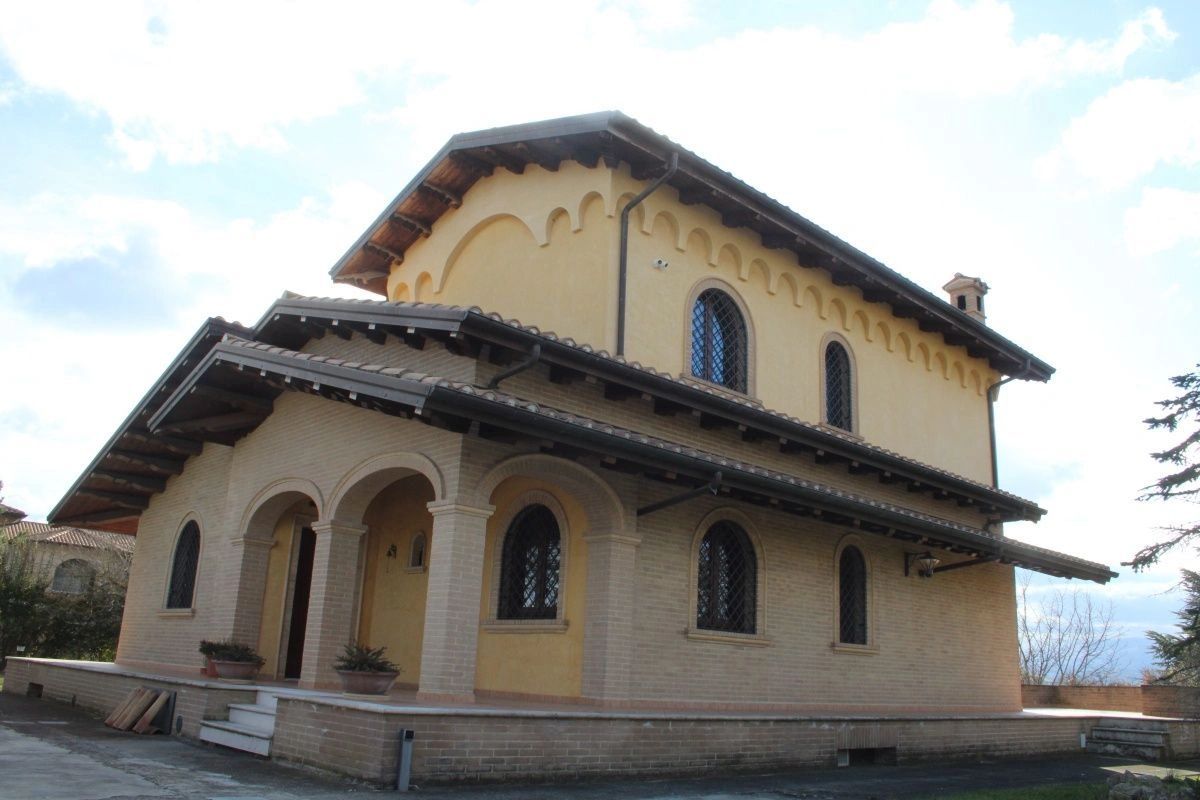 Villa 4+1 in the hills of Tortoreto with garden and veranda, Italy