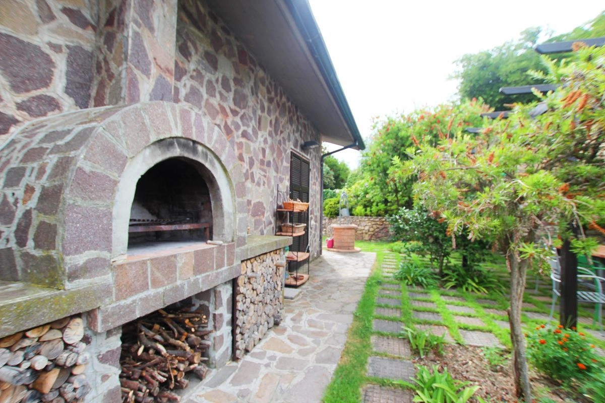 فيلا في لا سبيزيا على تلة تتيح إطلالات بانورامية، إيطاليا