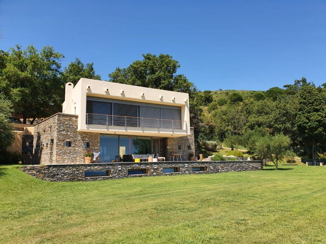 فيلا في ألاسيو بإطلالات بانورامية على خليجها الخلاب في إيطاليا