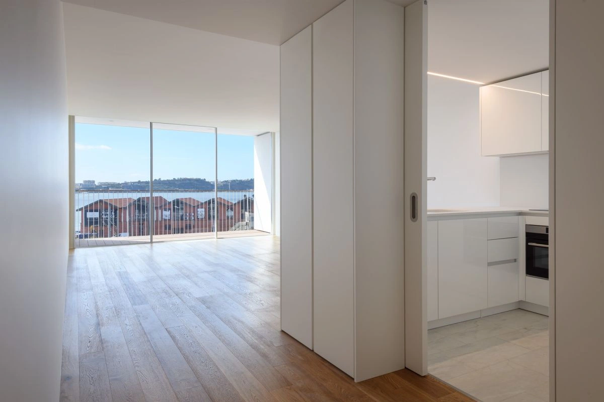 شقة 1+1 قرب نهر التاجة في لشبونة، البرتغال