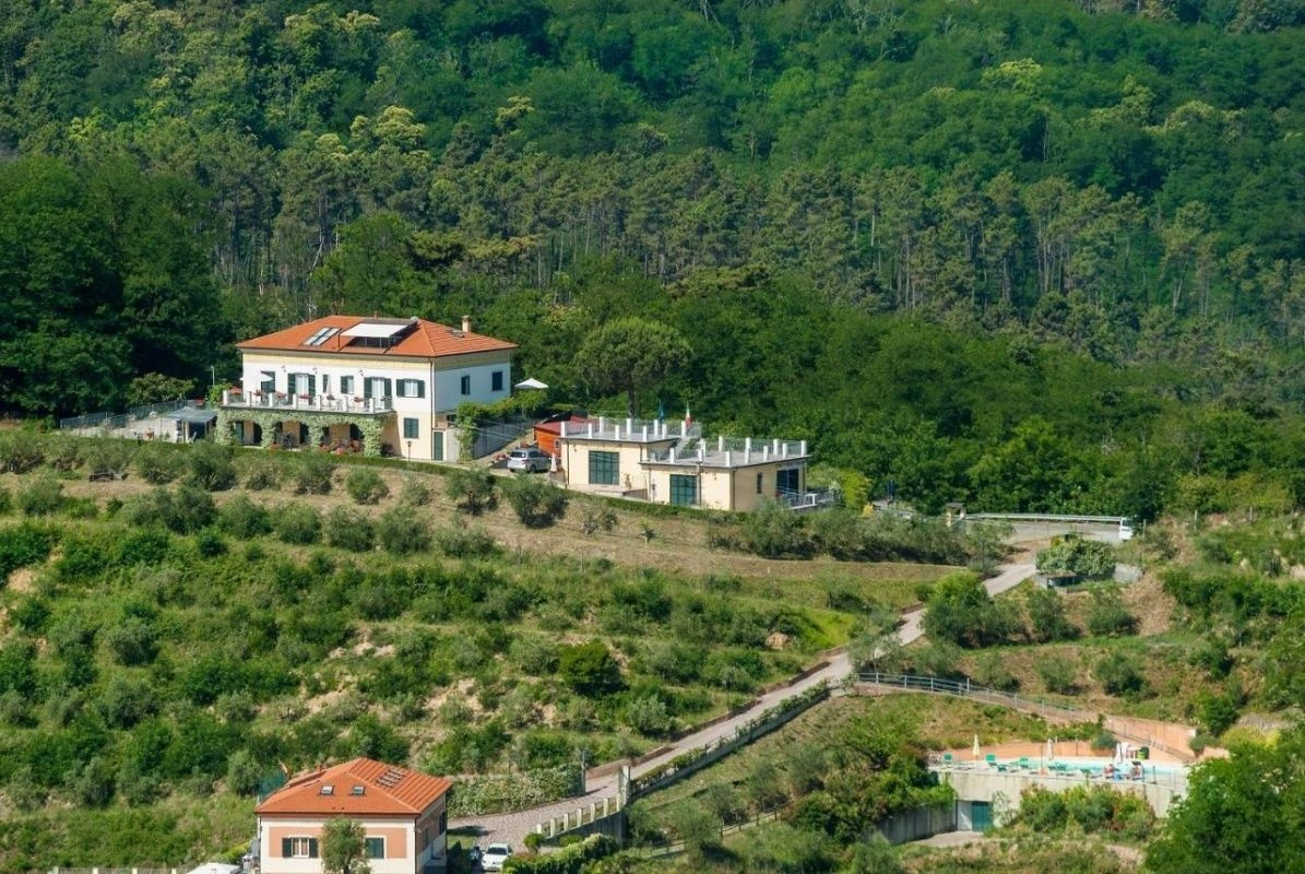 فيلا على التلال في لا سبيتسيا مع مناظر بانورامية للبحر الليغوري، إيطاليا