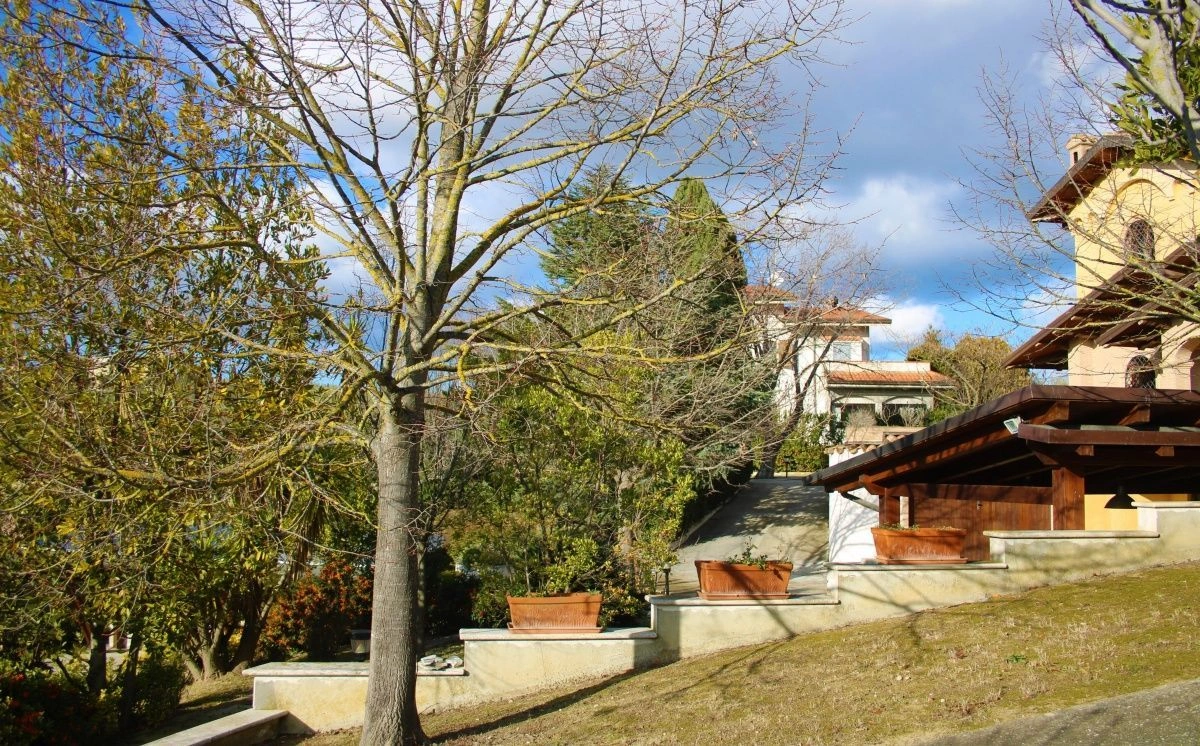 Villa 4+1 in the hills of Tortoreto with garden and veranda, Italy