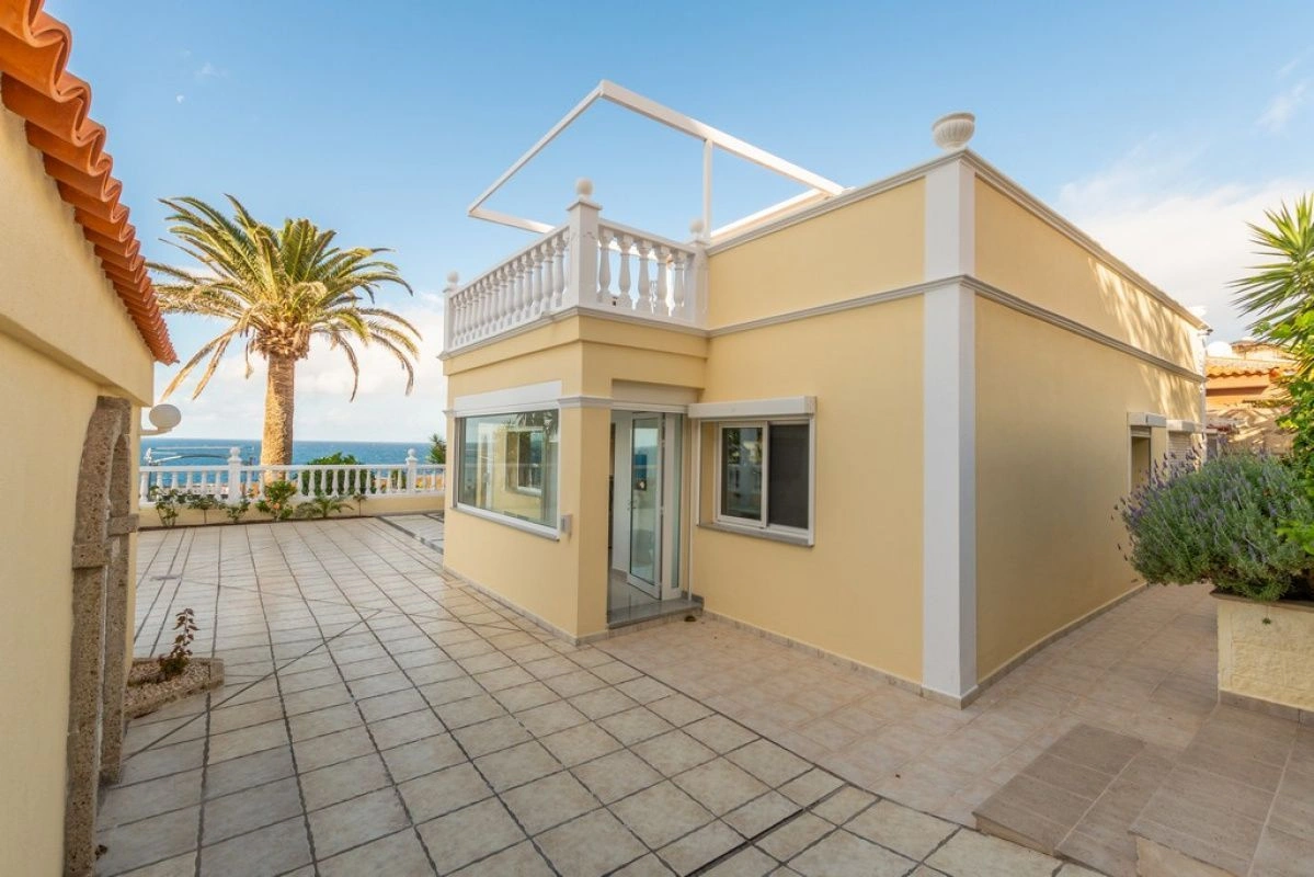 Luxury 3+1 villa on the oceanfront of Tenerife