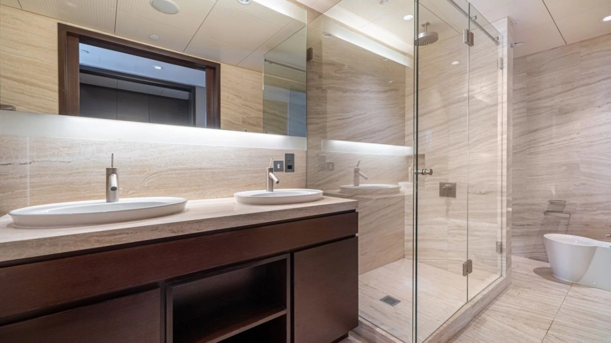 पार्क के पास 144 m2 का विस्तृत अपार्टमेंट