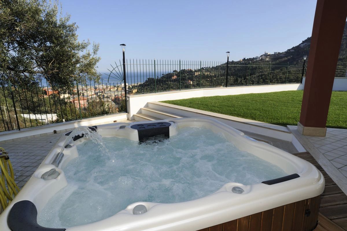 Alassio'da panoramik deniz ve koy manzaralı 3+1 villa, İtalya