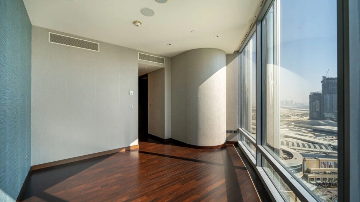 पार्क के पास 144 m2 का विस्तृत अपार्टमेंट