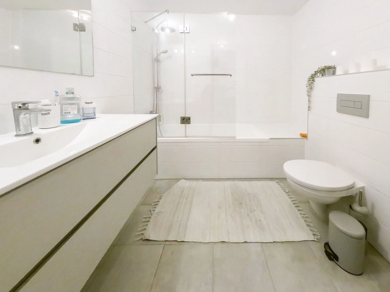 عرض شقة مع شرفة في وسط تل أبيب، إسرائيل