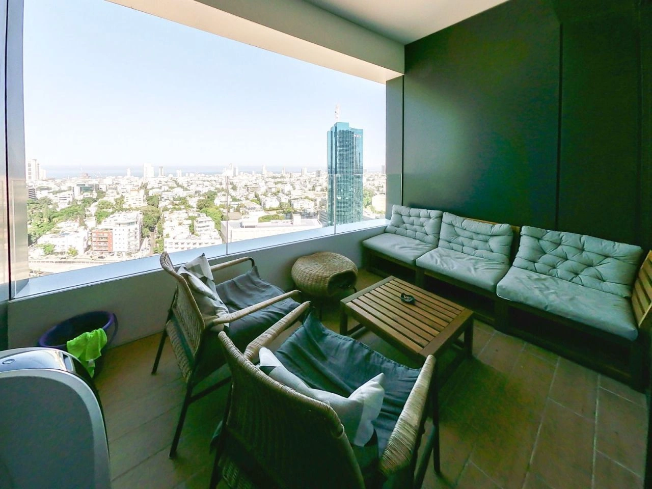 عرض شقة مع شرفة في وسط تل أبيب، إسرائيل