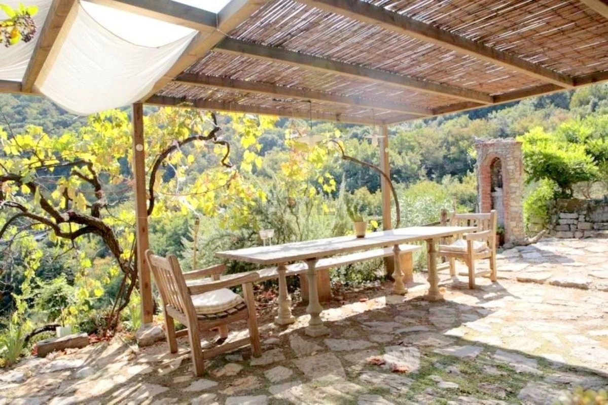 فيلا على جزيرة بالماريا مع تراس وشاطئ، إيطاليا