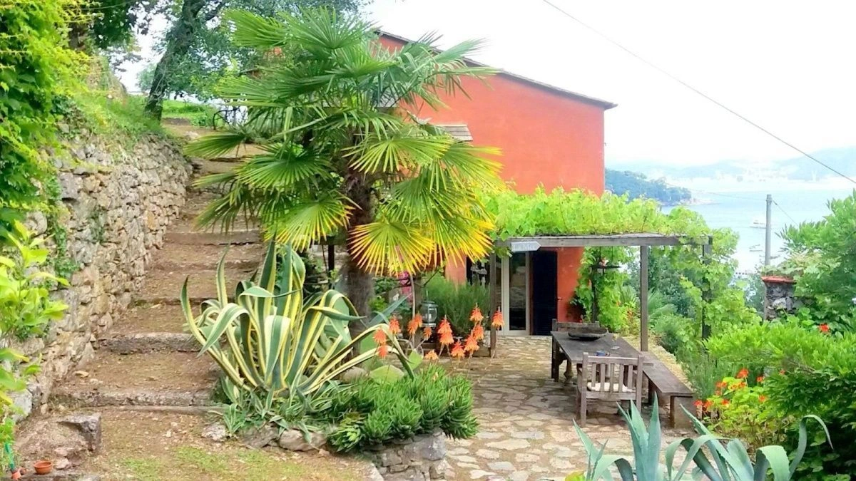 فيلا على جزيرة بالماريا مع تراس وشاطئ، إيطاليا