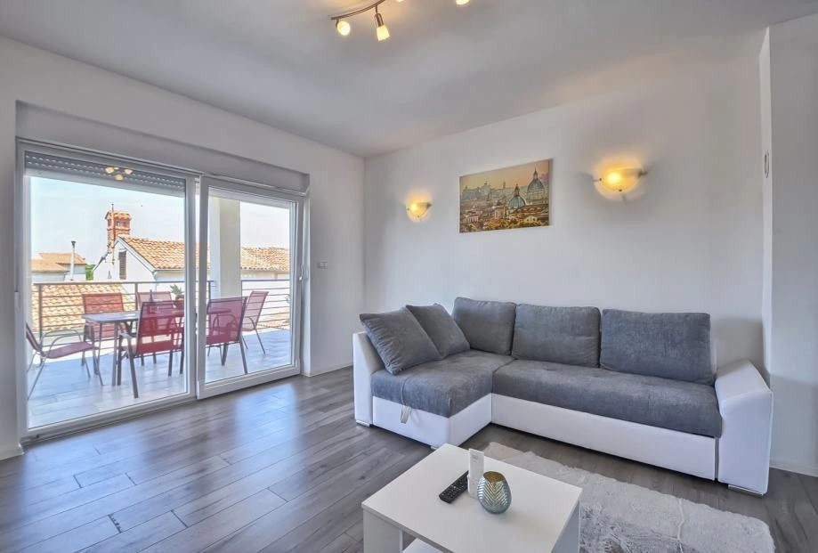 Villa with 2 large apartments and a plot