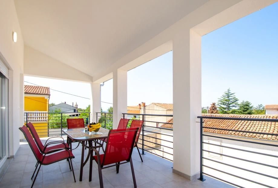 Villa with 2 large apartments and a plot