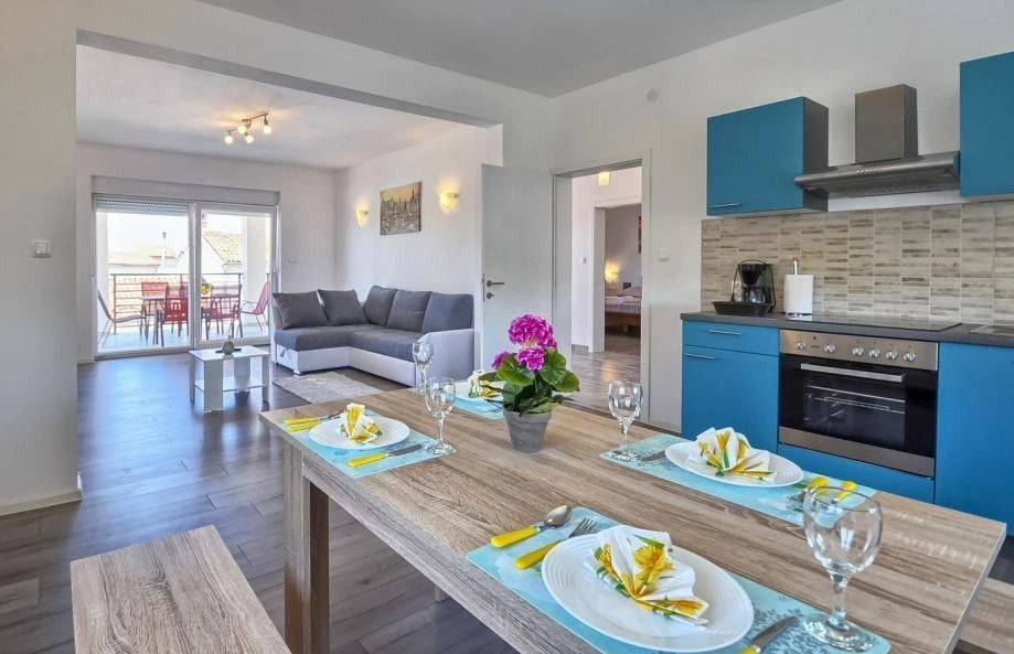 Villa with 2 large apartments and a plot