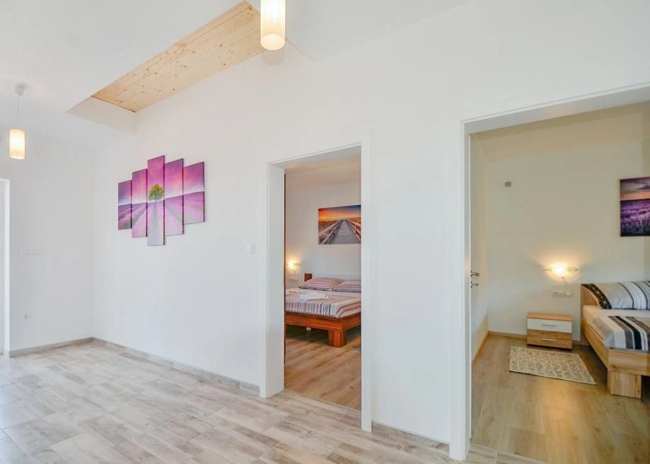 Villa with 2 large apartments and a plot