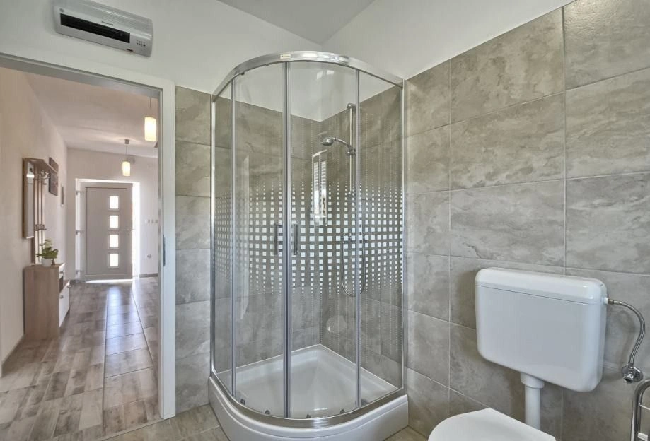 Villa with 2 large apartments and a plot