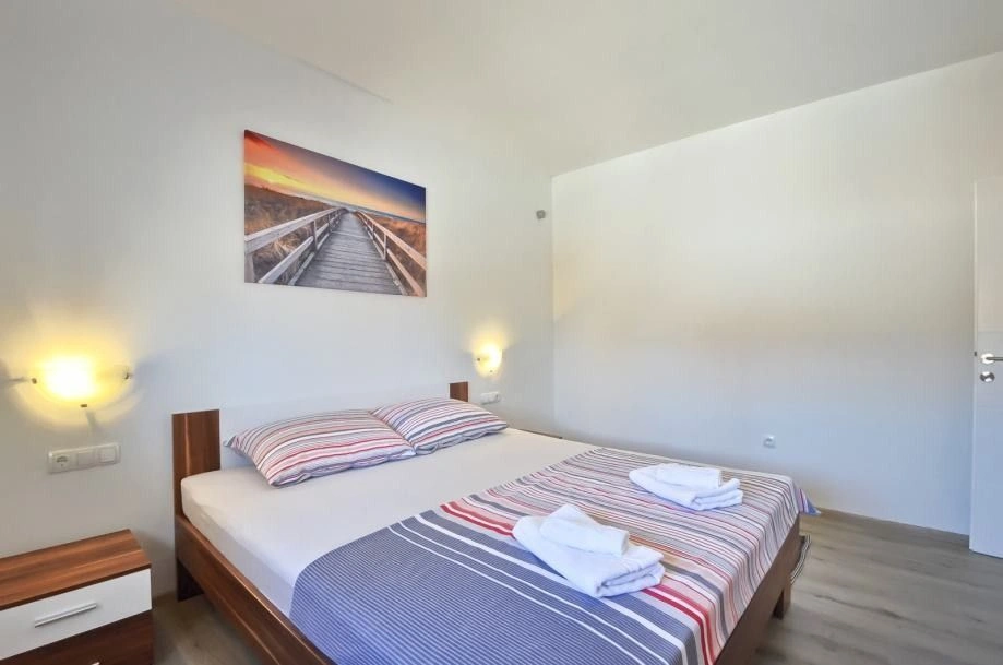 Villa with 2 large apartments and a plot