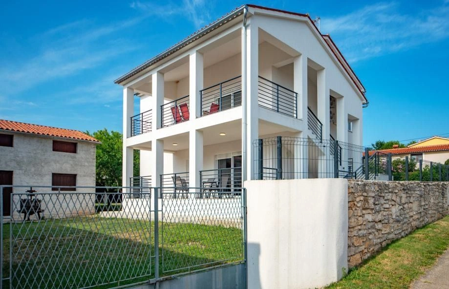 Villa with 2 large apartments and a plot