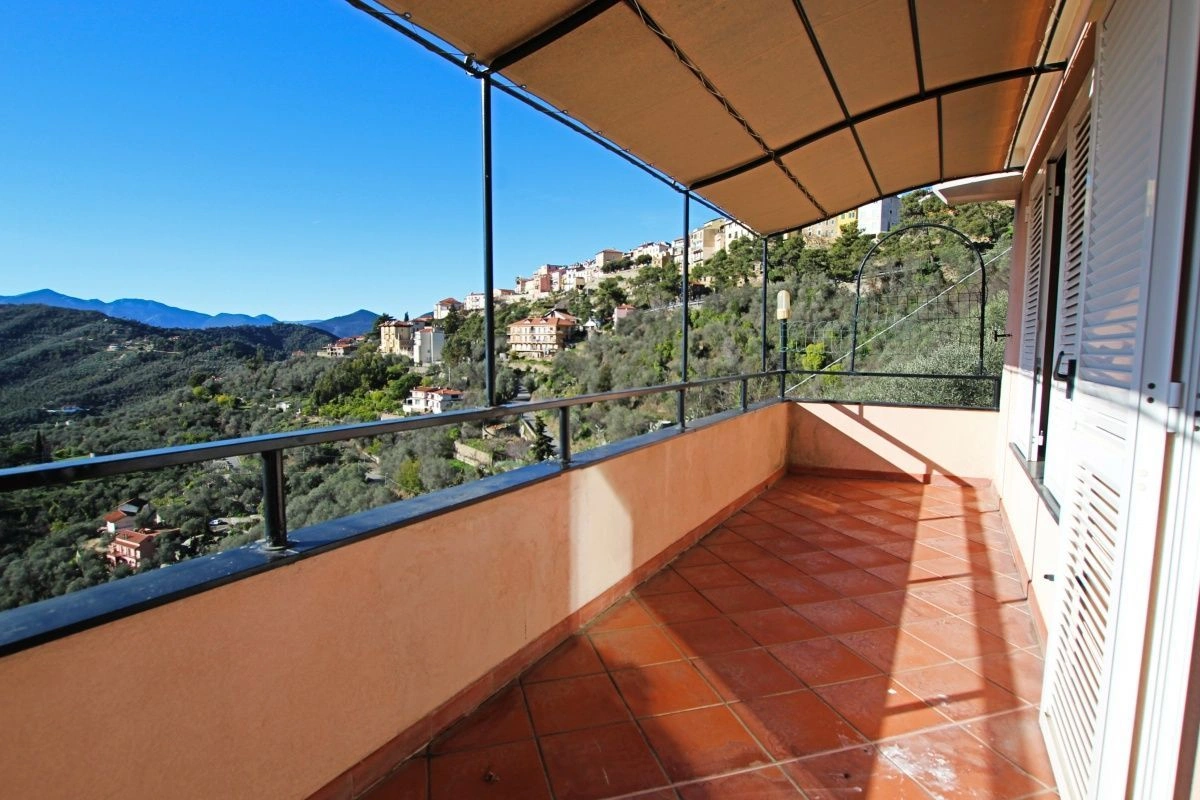 فيلا في بيرينالدو على قمة تلة مع إطلالات على البحر والجبال، إيطاليا