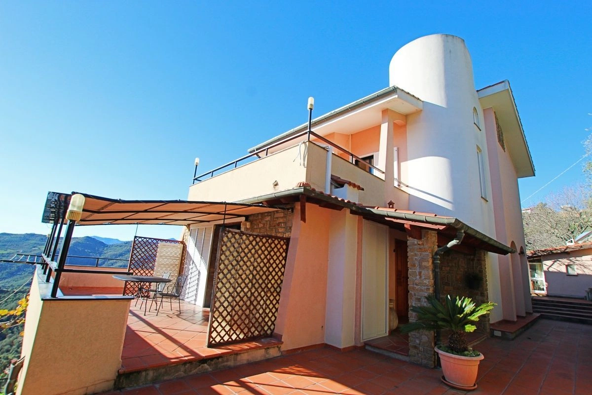 فيلا في بيرينالدو على قمة تلة مع إطلالات على البحر والجبال، إيطاليا