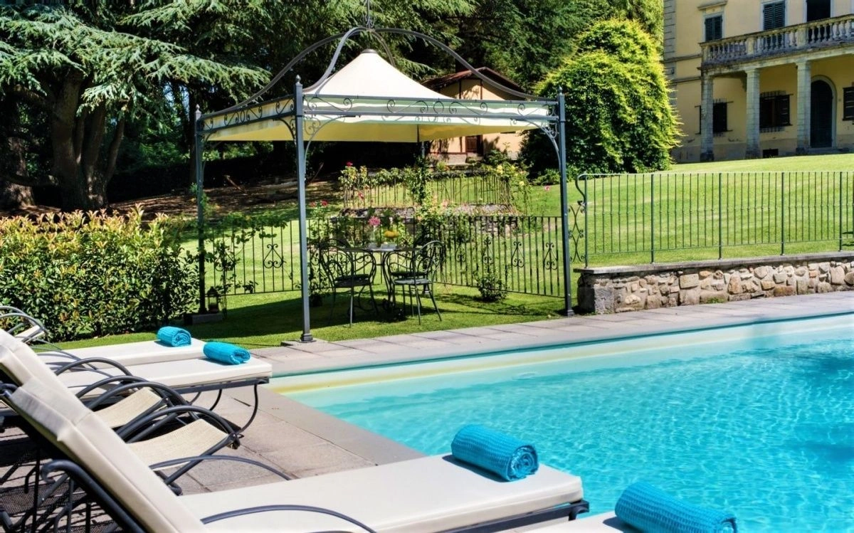 Villa com aparthotel nos subúrbios de Florença, com jardim e piscina - 3.400.000 €