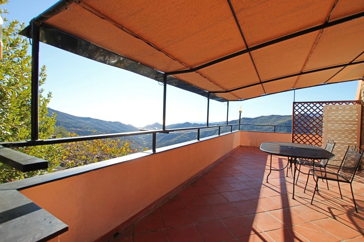 فيلا في بيرينالدو على قمة تلة مع إطلالات على البحر والجبال، إيطاليا