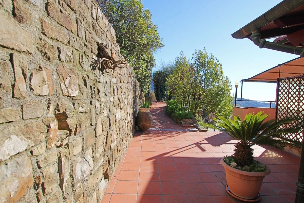 فيلا في بيرينالدو على قمة تلة مع إطلالات على البحر والجبال، إيطاليا