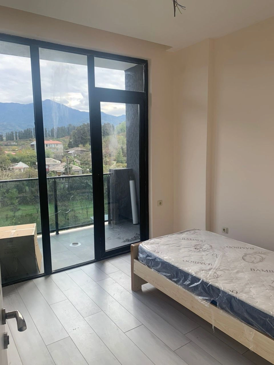 Beau appartement 2+1 en bord de mer et au bord de la rivière de montagne à Batoumi