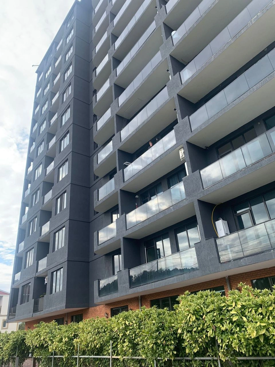 Beau appartement 2+1 en bord de mer et au bord de la rivière de montagne à Batoumi