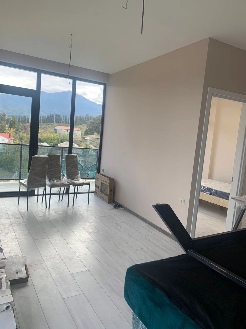 Beau appartement 2+1 en bord de mer et au bord de la rivière de montagne à Batoumi