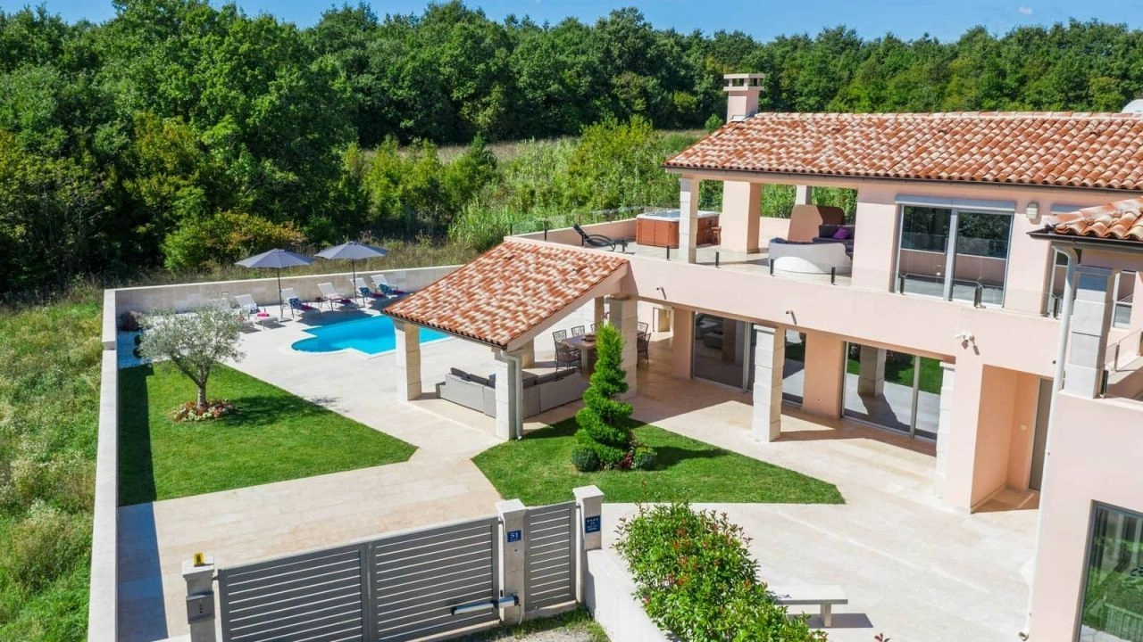 House of 223 m2 in Barbana among greenery