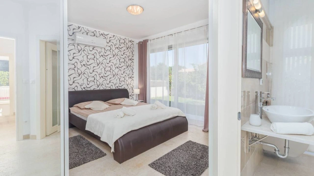 House of 223 m2 in Barbana among greenery