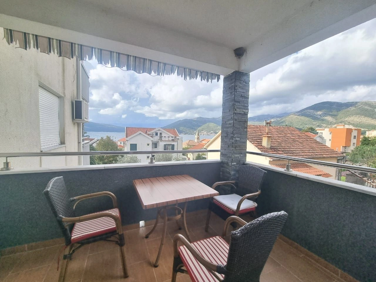 टिवत, मोंटेनेग्रो क्षेत्र में 52 m2 का अपार्टमेंट — समुद्र दृश्य के साथ