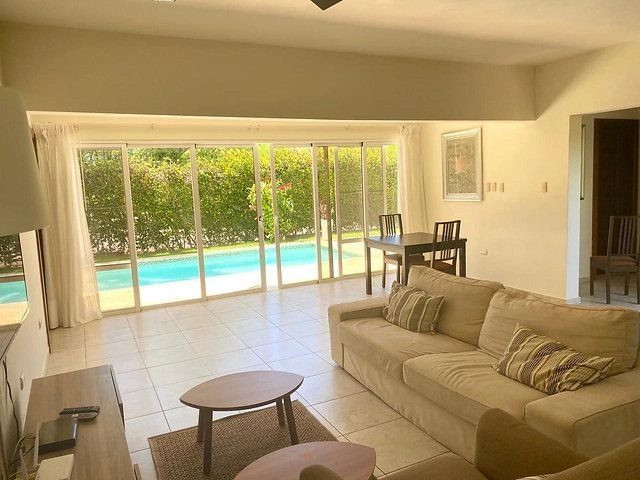 Dominik Cumhuriyeti’nde, bahçe ve yüzme havuzuna sahip Casa Linda’nın prestijli köyünde yazlık