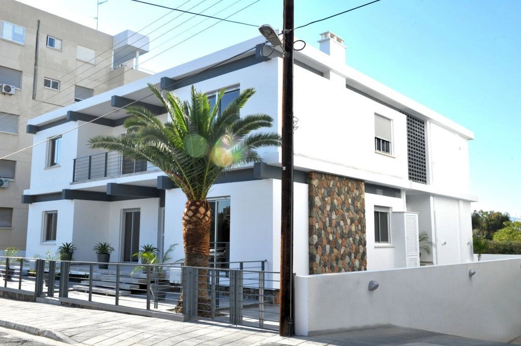 House of 2 separate apartments 420 m2 in Nicosia